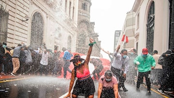 Apoiadores de Vizcarra protestam contra destituição. Foto: Ernetos Benavides/AFP