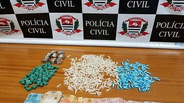 Drogas e dinheiro apreendidos durante a Operação Desarme, realizada na região de Catanduva, no interior de São Paulo. Foto: Polícia Civil