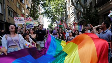 PARADA LGBTQIA+ EM ISTAMBUL. Foto: DILARA SENKAYA