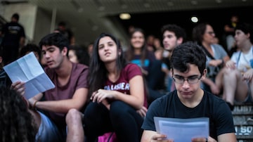 Estudantes fazem a última revisão no conteúdo antes da abertura dos portões no primeiro dia do Exame Nacional de Ensino Médio (Enem) 2019. Foto: Felipe Rau/Estadão