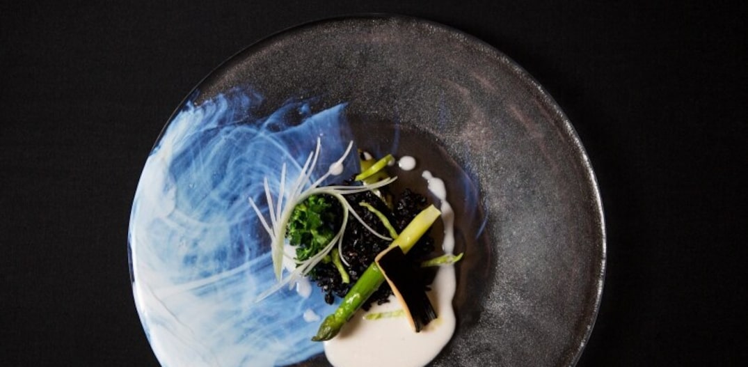Arroz negro com vegetais e castanhas brasileiras, um dos pratos de Alex Atala no D.O.M. Foto: Ricardo D’Angelo|Netflix|Divulgação
