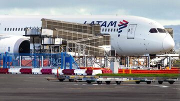 O Boeing 787 Dreamliner da Latam que perdeu altitude subitamente durante voo na segunda-feira; passageiros relataram pessoas sendo jogadas ao teto. 