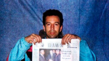 O jornalista Daniel Pearl em cativeiro, em vídeo divulgadoporseus algozes, com um exemplar do jornal paquistanês 'Dawn'. Foto: THE WASHINGTON POST / AFP