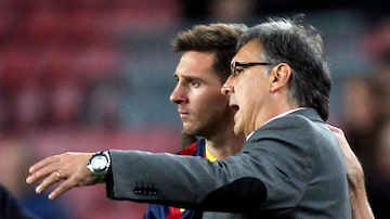 Barcelona's coach Gerardo "Tata" Martino (R) speaks to Lionel Messi before his substitution against Getafe during their Spanish King's Cup match at Camp Nou stadium in Barcelona in this January 8, 2014 file photo. Martino has been chosen to succeed Alejandro Sabella as Argentina coach, the Argentine FA said in a statement on August 12, 2014. REUTERS/Albert Gea/Files (SPAIN - Tags: SPORT SOCCER). Foto: Albert Gea/ Reuters
