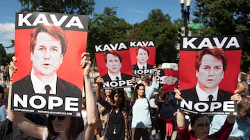 Manifestantes protestam contra a nomeação do juiz Brett Kavanaugh em Washington. Foto: SAUL LOEB / AFP