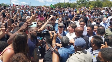 Presidente é recebido por apoiadores durante entrega de trecho da BR-135em Coribe, na Bahia. Foto: Viviane Carvalho