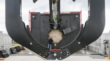 O engenheiro do Rocket Lab, RJ Smith, trabalha na plataforma de lançamento do Rocket Lab enquanto se prepara para lançar satélites a partir do Wallops Flight Facility da NASA em 2020. Foto: Jonathan Newton/The Washington Post