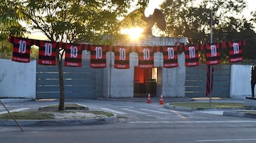 Torcedores do Flamengo expõem camisas pelo Rio com nomes das vítimas do incêndio. Foto: Reprodução/Twitter