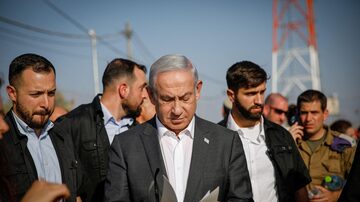 FILE PHOTO: Israeli Prime Minister Benjamin Netanyahu arrives for a briefing near the Salem military post between Israel and the West Bank, Tuesday, July 4, 2023. Shir Torem/Pool via REUTERS/File Photo. Foto: Pool/via REUTERS