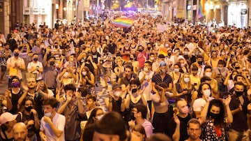 Ativistas LGBTI+ protestam contra a morte de Samuel Luiz Muñiz, que foi assassinado na Espanha. Foto: REUTERS/Nacho Doce