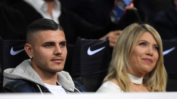 Soccer Football - Serie A - Inter Milan v Lazio - San Siro, Milan, Italy - March 31, 2019   Inter Milan's Mauro Icardi and his wife, Wanda Nara, sat in the stands before the match    REUTERS/Daniele Mascolo. Foto: Daniele Mascolo/ Reuters