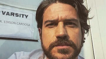 Marco Pigossi compartilha primeira foto no estúdio do spin-off de 'The Boys'. Na série, ator viverá Dr. Cardosa. Foto: Instagram/@marcopigossi
