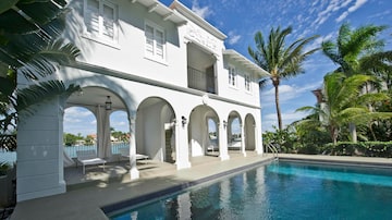 The pool house and pool of the waterfront mansion on Palm Island in Miami Beach, once owned by notorious gangster Al Capone, is shown in this handout photo provided by One Sotheby's International Realty February 8, 2014. One of Miami Beach's most notorious pieces of real estate is back on the block: the asking price is almost $8.5 million. The sprawling, waterfront compound is where Capone died after being released from Alcatraz and is said to have plotted the St. Valentine's day massacre in 1929.REUTERS/One Sotheby's International Realty/Handout via Reuters  (UNITED STATES - Tags: CRIME LAW BUSINESS SOCIETY REAL ESTATE) ATTENTION EDITORS - THIS IMAGE WAS PROVIDED BY A THIRD PARTY. FOR EDITORIAL USE ONLY. NOT FOR SALE FOR MARKETING OR ADVERTISING CAMPAIGNS. NO SALES. NO ARCHIVES.THIS PICTURE IS DISTRIBUTED EXACTLY AS RECEIVED BY REUTERS, AS A SERVICE TO CLIENTS. Foto: One Sotheby's International Realty/Handout via Reuters