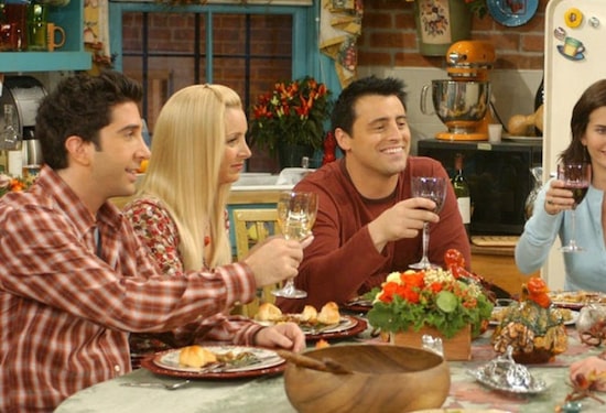 Os amigos ao redor da mesa: 'Friends' terá episódio especial nesta quinta. Foto: Reprodução
