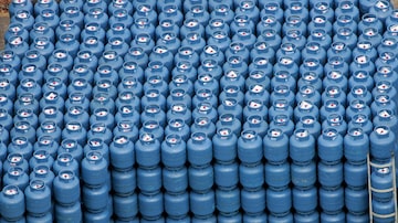 A worker carts canisters with LPG cooking gas for distribution to homes that are not connected to the municipal gas network, at a distributor's headquarters in Sao Paulo, South America's largest city that depends on natural gas from Bolivia for nearly 75 percent of its needs May 2, 2006. Bottled cooking gas, which comes from Brazil's own petroleum resources, makes up the small percentage of Sao Paulo's gas consumption that does not come from Bolivia. Brazil criticized Bolivia's nationalization of its natural gas industry as "unfriendly," while officials said that Brazil's gas imports from Bolivia would not be affected by the move.   REUTERS/Caetano Barreira. Foto: REUTERS/Caetano Barreira