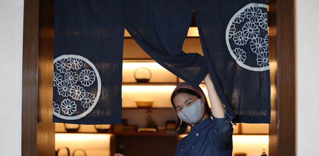 Chef Telma Shiraishi dá boas-vindas no restaurante Aizomê. Foto: Alex Silva/Estadão