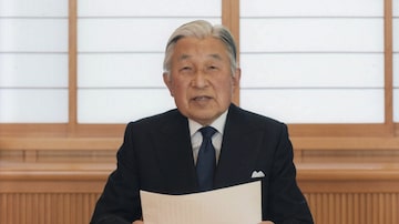 Deputados japoneses aprovaram lei especial para que o imperador Akihito possa abdicar ao trono em favor de filho mais velho, o príncipe herdeiro Naruhito. Foto: EFE/Imperial Household Agency