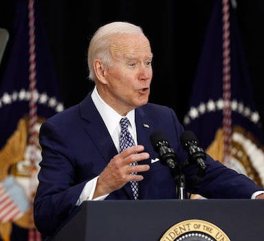 Buffalo (United States), 17/05/2022.- US President Joe Biden speaks while visiting the Delavan Grider Community Center in Buffalo, New York to grieve with the community where ten lives were lost to a mass shooting in Buffalo, New York, USA, 17 May 2022. A gunman, who has been identified by authorities as 18-year-old Payton S. Gendron and is in police custody, reportedly opened fire at the Tops Friendly Market grocery store in Buffalo on 14 March afternoon and killed 10 people. (Incendio, Abierto, Estados Unidos, Búfalo, Nueva York) EFE/EPA/DAVID MAXWELL
