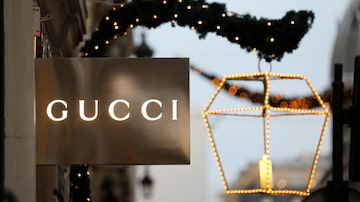 Marca italiana de moda de luxo Gucci pertence ao conglomerado Kering SA. 