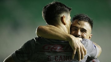 Cano e Willian Bigode comemoram gol marcado sobre o Oriente Petrolero. Foto: REUTERS/Manuel Claure