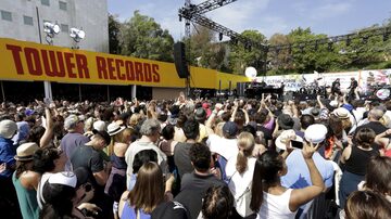 Fãs num show surpresa de Elton John, em fevereiro de 2016, na frente do edifício original da Tower Records, em West Hollywood. Foto: REUTERS/Jonathan Alcorn
