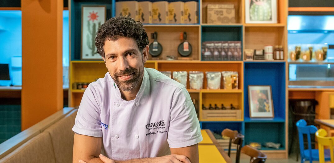 Rodrigo Oliveira apoiado no balcão de seu novo restaurante. Foto: Daniel Teixeira | Estadão