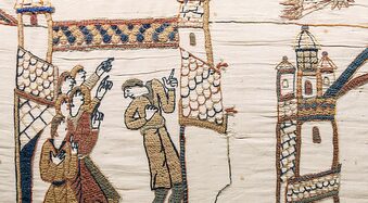 
A aparição do cometa Halley em 1066, registrada nessa tapeçaria, foi interpretada como prenúncio da guerra entre ingleses e franco-normandos. Crédito da imagem: Wikimedia Commons.
