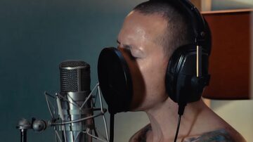 Chester Bennington cantando no clipe de 'Friendly Fire'. Foto: Reprodução de vídeo/YouTube/Linkin Park