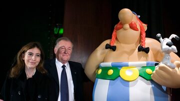 Albert Uderzo ao lado de Anne Goscinny, filha de René-Goscinny, próximos a uma estátua do personagem Obelix, em 2009. Foto: Charles Platiau/Reuters
