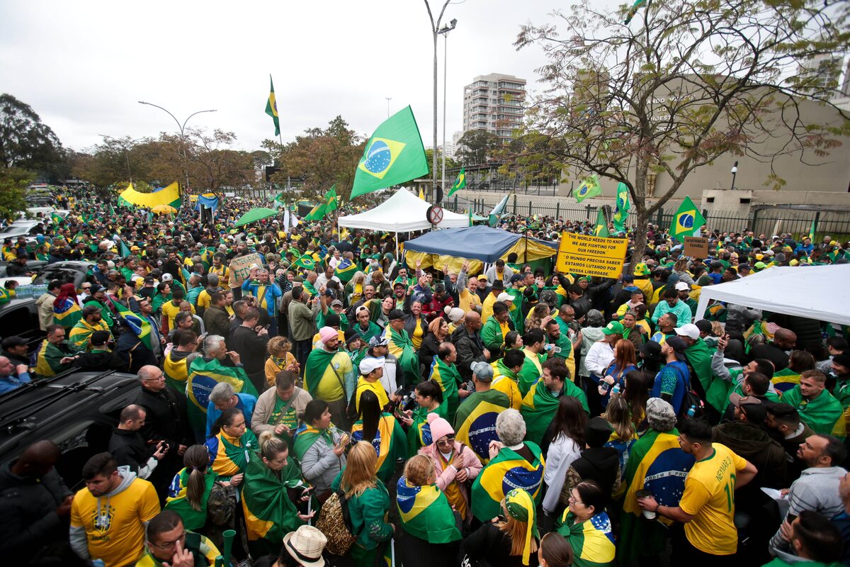 Apoiadores do presidente Bolsonaro pedem 'intervenção militar' em frente ao Comando Militar do sudeste