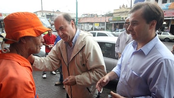 O presidente da Câmara, Rodrigo Maia (DEM-RJ) acompanha seu pai, Cesar Maia (DEM), então canditado a vereador no Rio. Foto:  FÁBIO MOTTA/ESTADÃO 