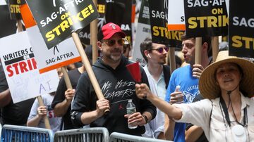 O ator e roteirista Jason Sudeikis, conhecido por seu trabalho na série 'Ted Lasso' e em filmes como 'Família do Bagulho' e 'Quero Matar Meu Chefe', em foto tirada durante a greve de atores e a greve de roteiristas de Hollywood, em Nova York, no dia 14 de julho de 2023. Foto: BRENDAN MCDERMID
