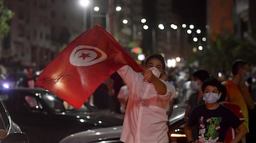 Pessoas celebram após Saied congelar Parlamento. Foto: Fethi Belaid/AFP