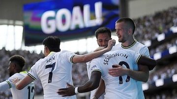 A equipe do Tottenham celebra o primeiro gol da tarde na vitória diante do Southampton na primeira rodada do Campeonato Inglês. Foto: Tony Obrien/Reuters