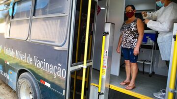 'Busão da Vacina', da Cruz Vermelha, que levou vacinas contra várias doenças, incluindo imunizantes contra a gripe, para Tanguá, na região metropolitana do Rio de Janeiro