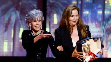 Vídeo mostra Jane Fonda atirando pergaminho da Palma de Ouro nas costas de Justine Triet. Foto: Eric Gaillard/REUTERS