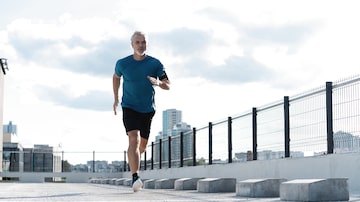 Fitness, workout, sport, lifestyle concept. Middle-aged man running in the city. Foto: opolja/Adobe Stock 