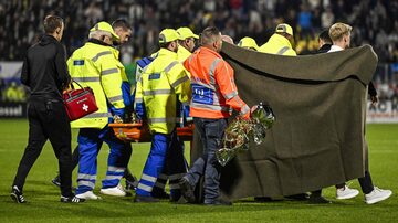Waalwijk's injured Dutch goalkeeper Etienne Vaessen is carried on a stretcher after he received medical assistance during the Dutch Eredivisie match between RKC Waalwijk and Ajax Amsterdam at the Mandemakers Stadium in Waalwijk on September 30, 2023. (Photo by Olaf Kraak / ANP / AFP) / Netherlands OUT
