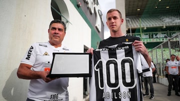 Adilson recebeu uma camisa personalizada e uma placa de agradecimento do clube. Foto:  Bruno Cantini / Atletico