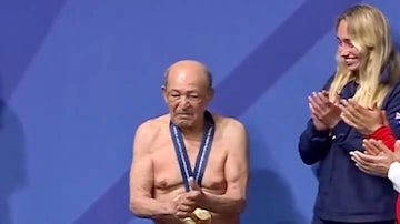 Taghi Asgari, de 100 anos, é homenageado no Mundial de Esportes Aquáticos. Foto: Reprodução/X WorldAquatics