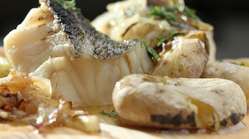 Bacalhau assado com batatas ao murro. Foto: Tasca da Esquina/Divulgação