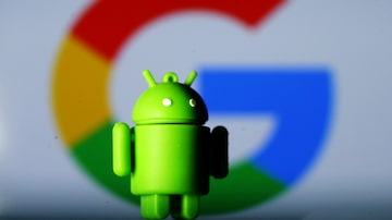 Android 15 pode trazer recurso para rastrear celular mesmo quando ele estiver offline e desligado. Foto: REUTERS/Dado Ruvic/Illustration/File Photo