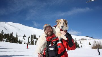 Hunter Mortensen com sua barba e o cão patrulha agora aposentado, Tali, em 2016. Foto: Shauna Farnell/The New York Times