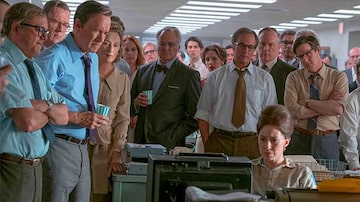 
 Equipe do "Washington Post", com Ben Bradlee (de azul com copo na mão) e Katharine Graham (à direita dele), no filme "The Post". Foto: Estadão