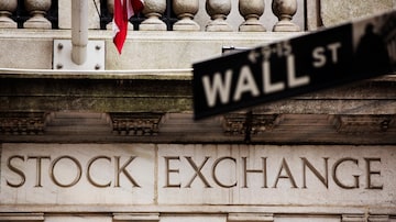 FILE PHOTO: A street sign for Wall Street hangs in front of the New York Stock Exchange May 8, 2013. REUTERS/Lucas Jackson/File Photo