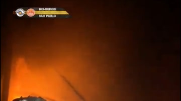 Um incêndio atingiu um galpão de recicláveis de Guarulhos na madrugada desta segunda-feira, 25. Foto: Reprodução de vídeo/X/@BombeirosPMESP