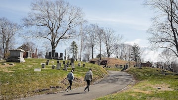 As pessoas passam pelo cemitério Green-Wood, no Brooklyn, em 22 de março de 2020. Foto: Sarah Blesener The New York Times