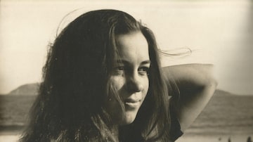 Wanda Sá. Nos anos 1960: jovem dourada de praia, voz doce e violão bossa-novista na mão. Foto: Arquivo Pessoal