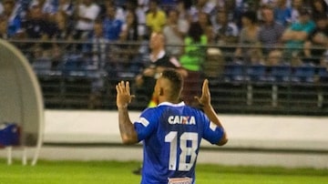 Walter comemora o gol da vitória do CSA sobre o Sampaio Corrêa. Foto: Gustavo Henrique/RCortez/Ascom CSA