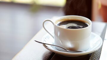 white cup of coffee. Foto: mnimage/Adobe Stock          